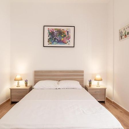 Modern Renovated Apt Next To The Beachfront كاندية المظهر الخارجي الصورة