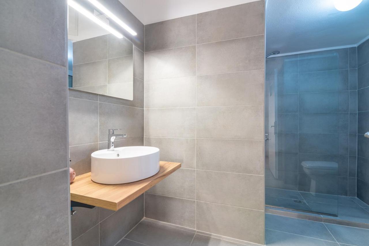Modern Renovated Apt Next To The Beachfront كاندية المظهر الخارجي الصورة